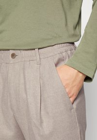 DRYKORN CHASY - Kalhoty - brown