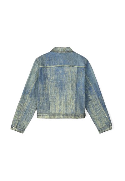 Chaqueta de mezclilla en azul claro con un acabado texturizado. Cuenta con un cuello, mangas largas, puños abotonados y dos costuras en la parte posterior.