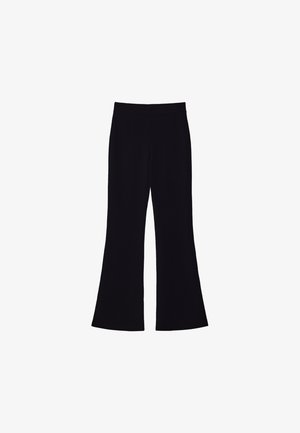 Čierne široké nohavice s vysokým pásom a bez viditeľných vreciek alebo gombíkov, zobrazené na bielom pozadí.