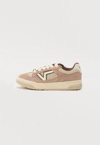 Adidași din suede de culoare roz deschis, cu accente crem și detalii maronii. Au un superior texturat, un design contrastant al logo-ului și șireturi plate.