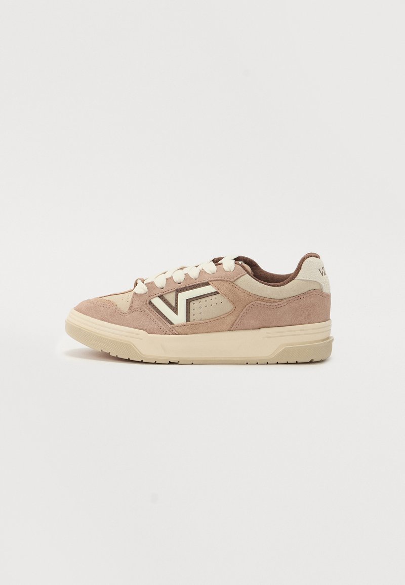 Adidași din suede de culoare roz deschis, cu accente crem și detalii maronii. Au un superior texturat, un design contrastant al logo-ului și șireturi plate.
