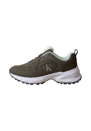 Sneaker verde oliva e bianco con pannello laterale in mesh, chiusura frontale con lacci, suola bianca spessa e logo "cK" sul lato.