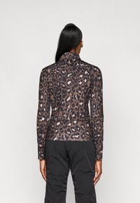 Casaco de estampado de leopardo com gola alta, mangas longas e uma textura leve e suave. Concebido com uma silhueta ajustada e costuras mínimas.