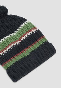 Gehaakte beanie in marineblauw met groene, witte en bordeauxrode horizontale strepen. Bevat een gestructureerde pompon bovenop en een geribbelde boord.