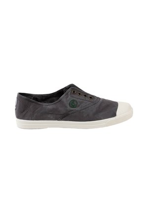 Zapatilla de lona gris oscuro sin cordones con puntera y suela de goma blanca, con ojetes metálicos y un pequeño logo verde redondo en el lateral.