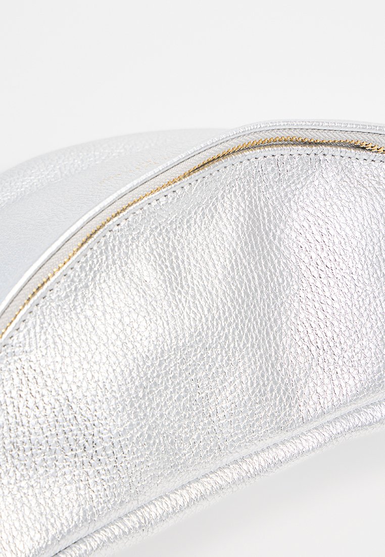Silberne, strukturierte synthetische Clutch-Tasche mit kurvenförmiger Silhouette, goldener Reißverschlussdetails und glattem Rand. Geeignet für verschiedene Anlässe.