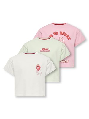 Τρία κοντομάνικα μπλουζάκια σε λευκό, ανοιχτό πράσινο και ροζ, με θέμα φράουλας, κείμενο και γραφικά στο μπροστινό μέρος.