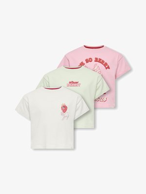 Tri kratke majice s kratkimi rokavi v beli, svetlo zeleni in roza barvi z besedilom in grafiko na temo jagod spredaj.