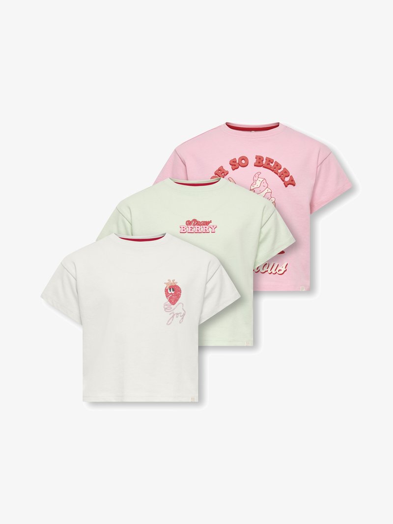 Τρία κοντομάνικα μπλουζάκια σε λευκό, ανοιχτό πράσινο και ροζ, με θέμα φράουλας, κείμενο και γραφικά στο μπροστινό μέρος.