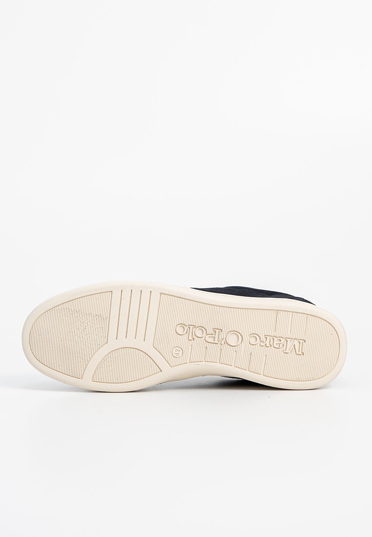 Zwarte canvas schoen met een witte, gestructureerde rubberen zool. Bevat een reliëflogo op de zool en zichtbare profielpatronen voor grip.