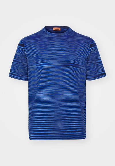 T-shirt azul às riscas com decote redondo, feito de material leve, apresentando tons variados de azul em um padrão horizontal.