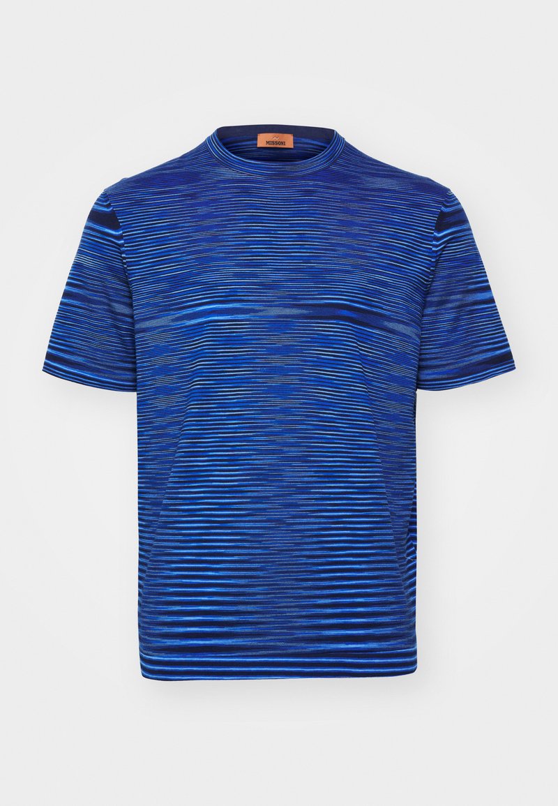 Blauw gestreepte T-shirt met een ronde hals, gemaakt van lichtgewicht materiaal, met variërende tinten blauw in een horizontaal patroon.