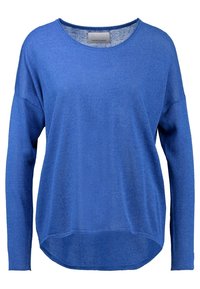 Maglione azzurro a maniche lunghe con collo rotondo e orlo posteriore leggermente più lungo. Il tessuto ha un aspetto morbido e texturizzato.
