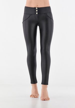 Leggings negros con una cinturilla alta, tres botones decorativos y bolsillos frontales. Material suave y elástico con un diseño ajustado.