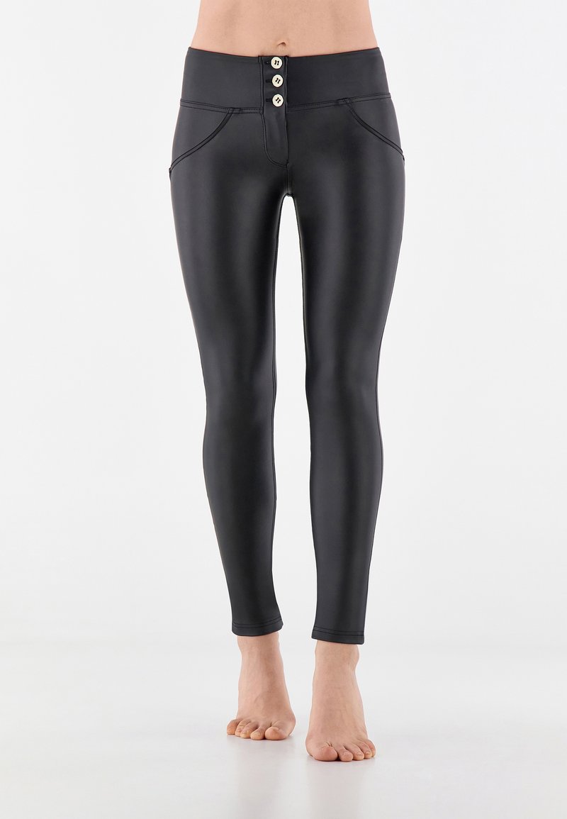 Leggings negros con una cinturilla alta, tres botones decorativos y bolsillos frontales. Material suave y elástico con un diseño ajustado.