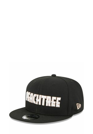 Schwarze Snapback-Kappe mit weißem "Peachtree"-Schriftzug auf der Vorderseite und einem kleinen Logo an der Seite, präsentiert vor weißem Hintergrund.