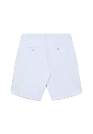 Shorts blancs au design ajusté, dotés de deux poches arrière avec fermetures à bouton, et d'un tissu lisse et léger.