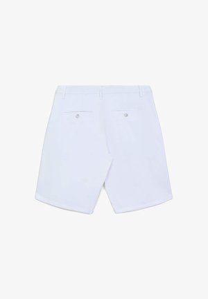 Shorts blancs au design ajusté, dotés de deux poches arrière avec fermetures à bouton, et d'un tissu lisse et léger.