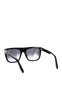 Gafas de sol de plástico negro con montura cuadrada, lentes gris degradado, acentos dorados en las patillas y un acabado suave y brillante.