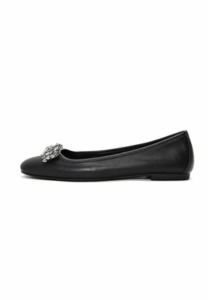 Bailarina de cuero negro con puntera redondeada, que presenta un adorno decorativo de tono plateado en el empeine y una textura suave.