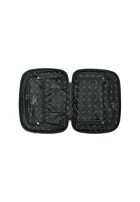 Zwarte rechthoekige toilettas opengevouwen, met meerdere rits- en drukknoopcompartimenten, en met een merkgebonden binnenvoering.