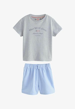 Lysegrå T-shirt med korte ærmer med teksten "New York State Athletics Dept" og flag, kombineret med lyseblå og hvide stribede shorts med snøre i taljen.