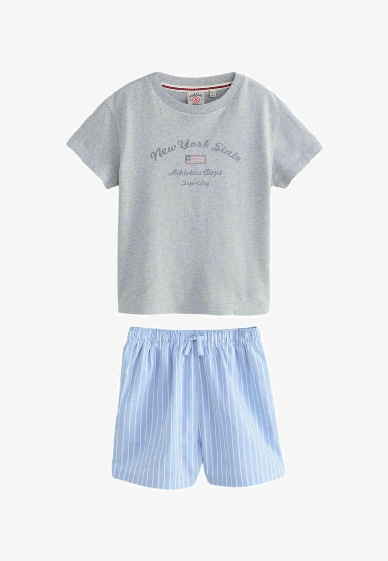 T-shirt gris clair à manches courtes avec le texte "New York State Athletics Dept" et un drapeau, associée à un short rayé bleu clair et blanc avec une taille à cordon de serrage.