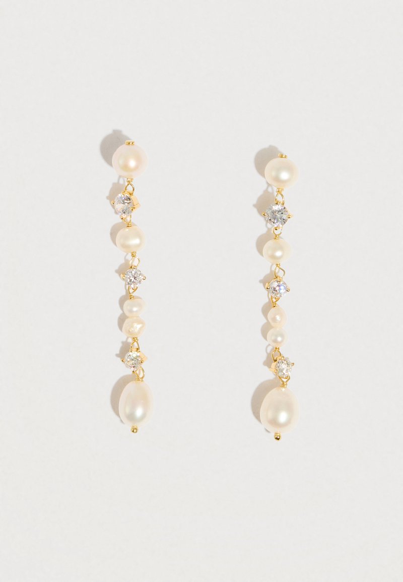 Brincos de tons dourados com uma disposição vertical de pérolas redondas e detalhes em cristal, destacando uma textura suave e um design elegante.