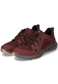 Bordeauxkleurige mesh sport schoenen met een gestructureerde bovenkant, contrasterende grijze zool, elastische veters en oranje accenten voor een veilige pasvorm en ademend vermogen.