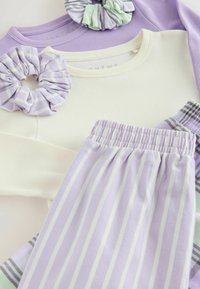 Vaaleanvioletti ja valkoinen raidallinen yöasusetti, jossa on ribbitoitu valkoinen paita ja samanlainen scrunchie. Pehmeä puuvillakangas, jossa on hellä tekstuuri.