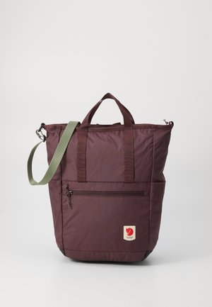 Bordeaux schoudertas met een bovenrits, groene schouderband en voorvak. Bevat een logo patch en een gestructureerd nylon materiaal.