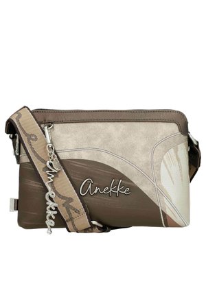 Bolso bandolera rectangular en tonos beige y marrón con diseño abstracto, correa ajustable, cremallera plateada y colgante con el logo "Anekke" en la correa.