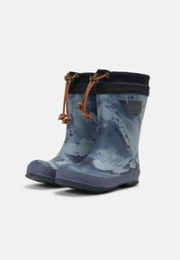 Stivali da pioggia blu con motivo a nuvole, materiale in gomma, punta arrotondata e suola testurizzata. Presentano un risvolto nero e dettagli in coulisse marrone.