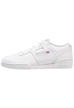 Weißer Reebok Low-Top-Sneaker mit Schnürung, Lederobermaterial, Reebok-Logo und britischer Flagge an der Seite sowie gepolstertem Kragen für Knöchelstütze.