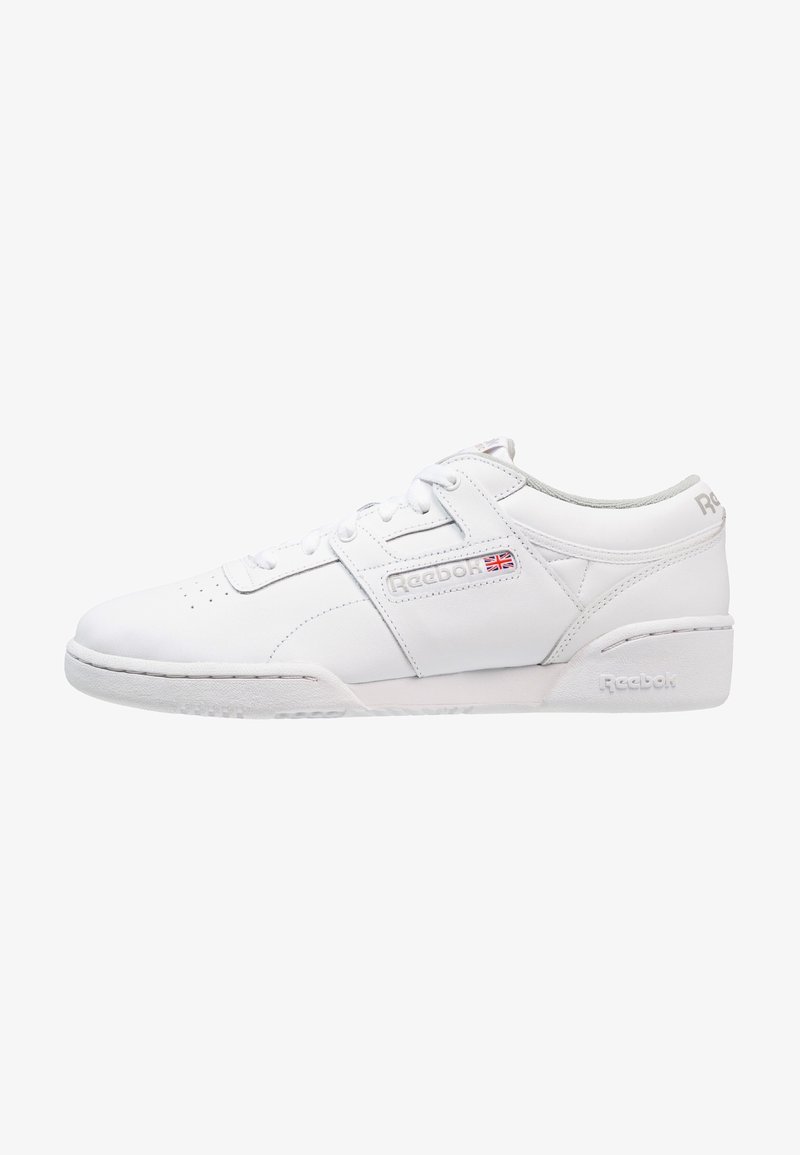 Basket basse blanche Reebok avec lacets, tige en cuir, logo Reebok, drapeau britannique sur le côté, et col rembourré pour un maintien de la cheville.