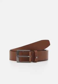 Cintura in pelle marrone con fibbia metallica rettangolare. Presenta un design elegante e un piccolo logo decorativo vicino alla fibbia sul cinturino.