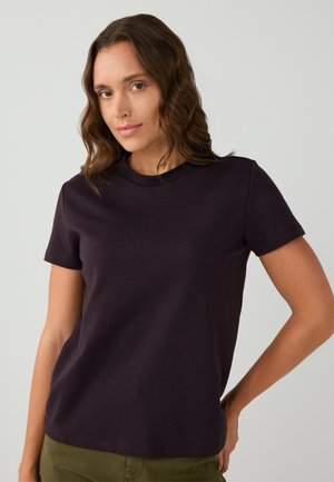 T-shirt a maniche corte, con scollo rotondo, in tessuto viola scuro. Texture liscia con design minimale; presenta una vestibilità classica e nessun motivo visibile.