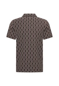 Korte mouwen polo shirt met zwart en beige geometrisch hexagon patroon, weergegeven vanaf de achterkant op een witte achtergrond.