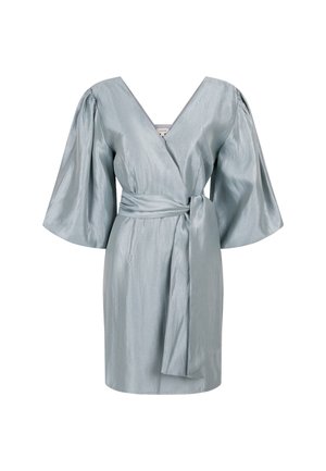 Korte, lichtblauwe jurk met een V-hals, brede mouwen en een ceintuur in de taille. Glad, glanzend stof met een vloeiende silhout.