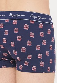 Navyblaue Baumwollboxershorts mit einem wiederholten Muster von roten Doppeldeckerbussen. Elastischer Bund mit "Pepe Jeans"-Logo in Weiß.