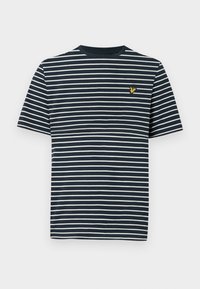 Μπλε ναυτικού χρώματος κοντομάνικη μπλούζα με λευκές οριζόντιες ρίγες και ένα μικρό κίτρινο λογότυπο πουλιού στο αριστερό στήθος.