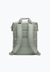 Vaaleanvihreä reppu, jossa on pehmustetut hihnat, teksturoitu selkä ja ylhäällä olevat kahvat. Ominaisuuksiin kuuluu minimalistinen muotoilu ja värikorostukset sivuilla.