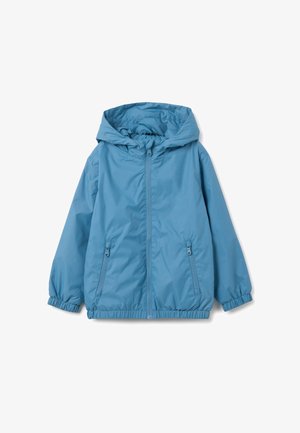 Chaqueta con capucha de color azul claro, con cremallera frontal, puños elásticos y dos bolsillos laterales. Fabricada con un material suave y resistente al agua.