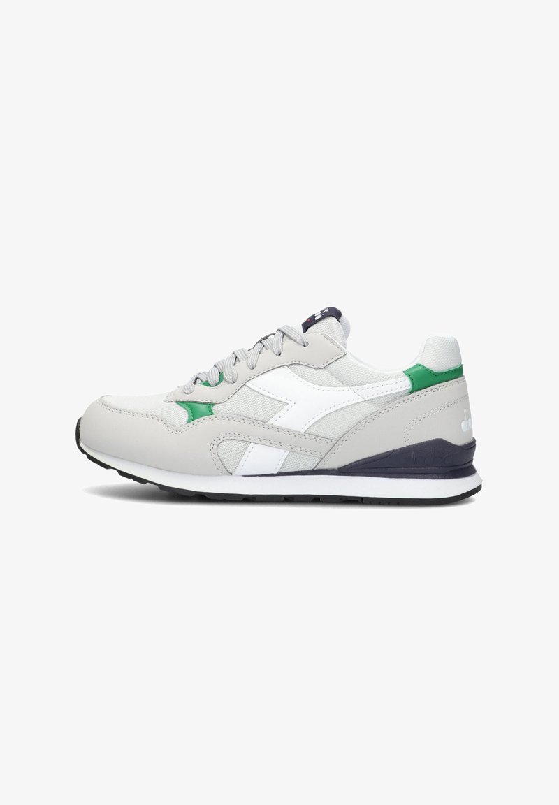 Sneaker atletico grigio con accenti bianchi e verdi, tomaia in pelle testurizzata, suola ammortizzata e sezioni in mesh traspirante.