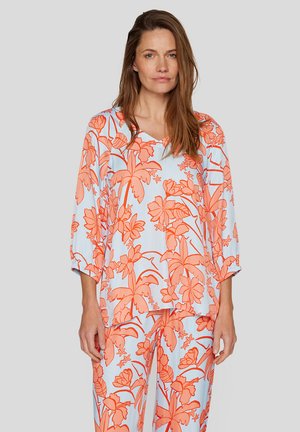 Helles blaues Blusenshirt mit orangefarbenen botanischen Mustern, weitem Ausschnitt und Dreiviertelärmeln, kombiniert mit passenden Hosen. Glatte Stoffoberfläche.