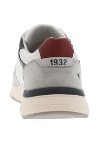 Baskets de sport pour hommes en cuir gris, avec des accents en maille, un détail rouge au talon et une semelle noire. Le numéro "1932" est imprimé sur le talon.