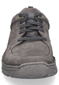 Šedá semišová obuv na šněrování s zaoblenou špičkou, tmavými šněrovadly, zelenými oky a viditelnými švy. Silná texturovaná podrážka.