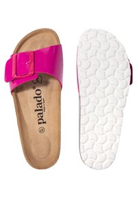 Rosa halkfria sandaler med glansig finish, justerbar spänne, korkfot säng och strukturerad vit gummiyttersula. Logotyp synlig på fotbädden.