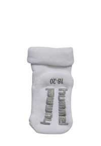Hvid ankelstrømpe med en foldet manchet, prydet med præget grå "hummel" logo og størrelse "18-20." Lavet af blødt, struktureret materiale.