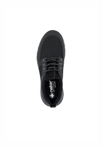 Chaussure de sport noire avec un dessus en mesh, lacets gris et un col rembourré. Présente un logo sur la semelle intérieure et une semelle en caoutchouc textur�ée.